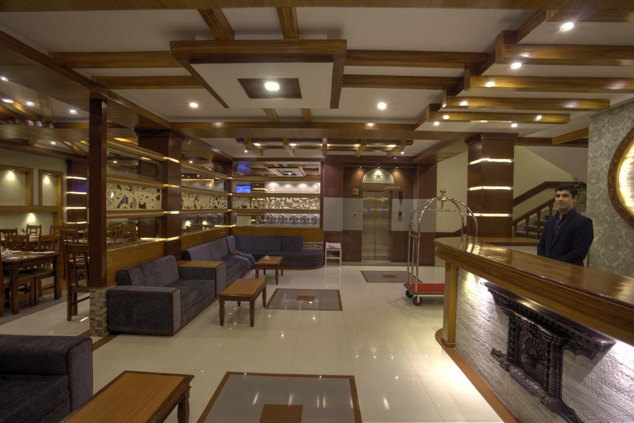 Hotel White Pearl Pokhara Exteriör bild