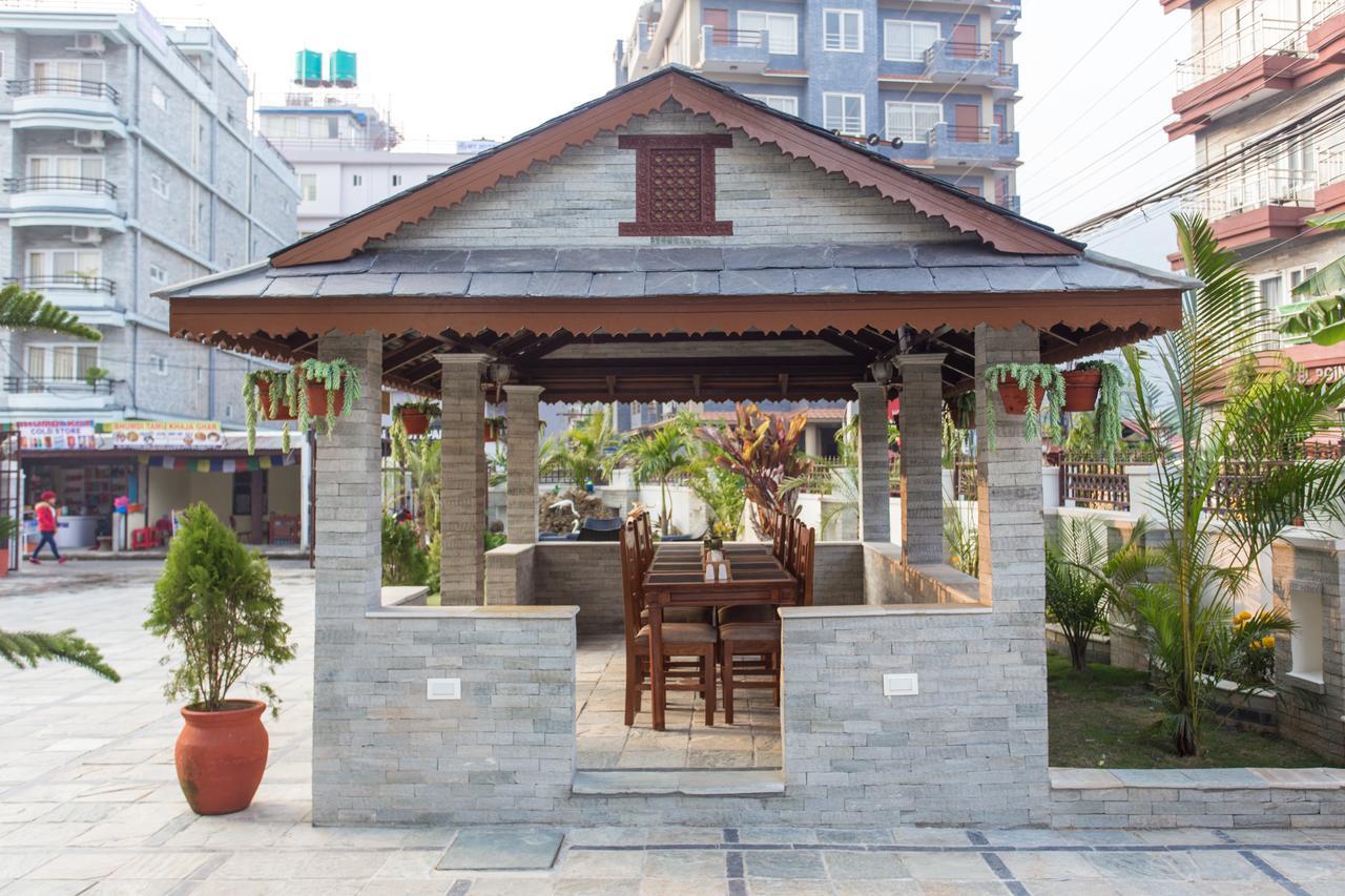 Hotel White Pearl Pokhara Exteriör bild