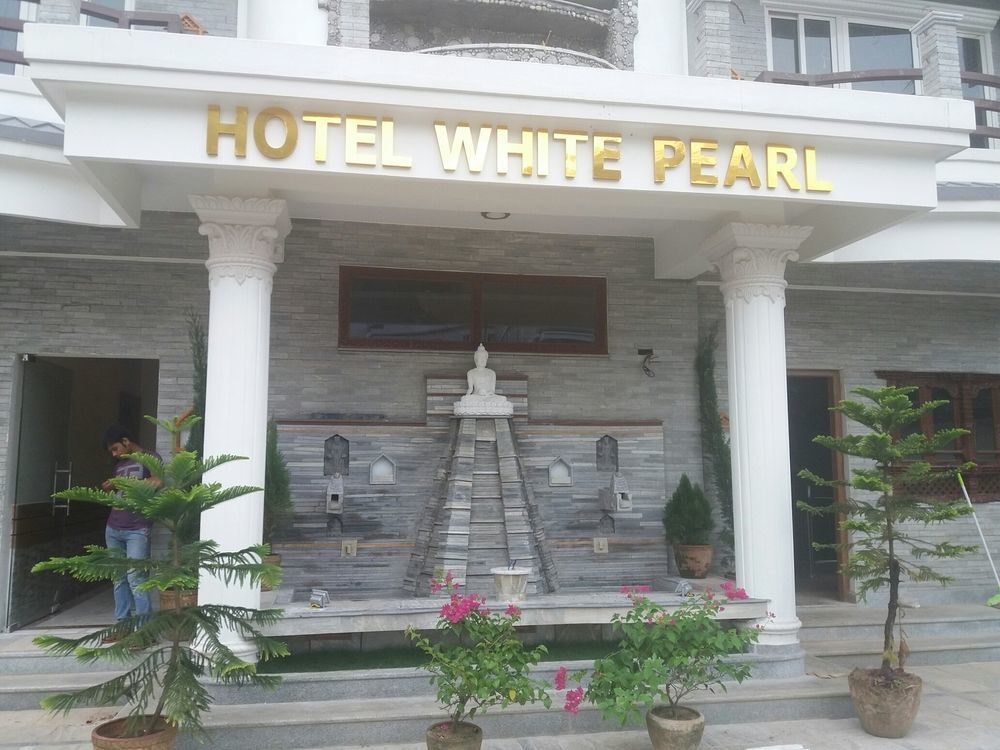 Hotel White Pearl Pokhara Exteriör bild