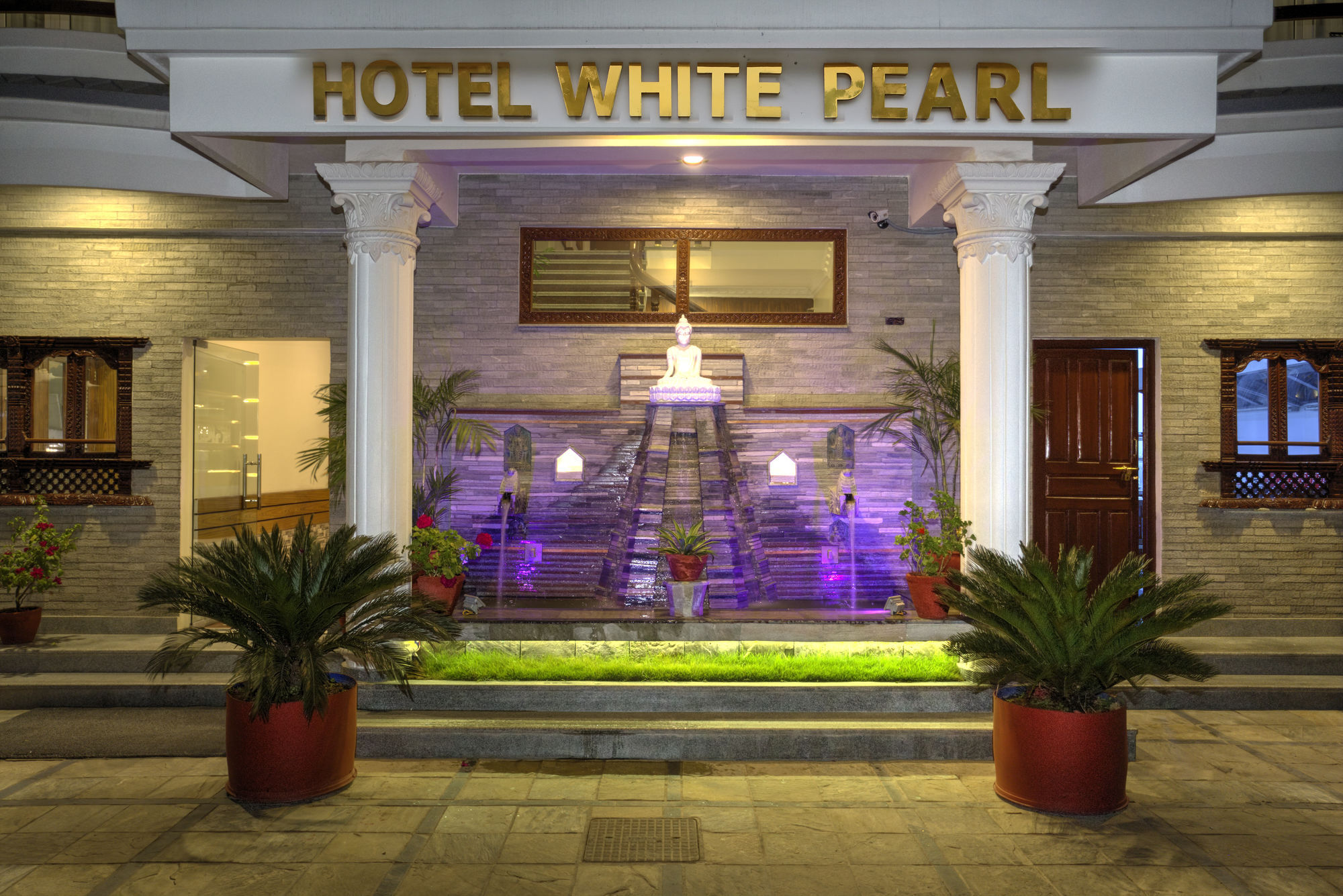 Hotel White Pearl Pokhara Exteriör bild