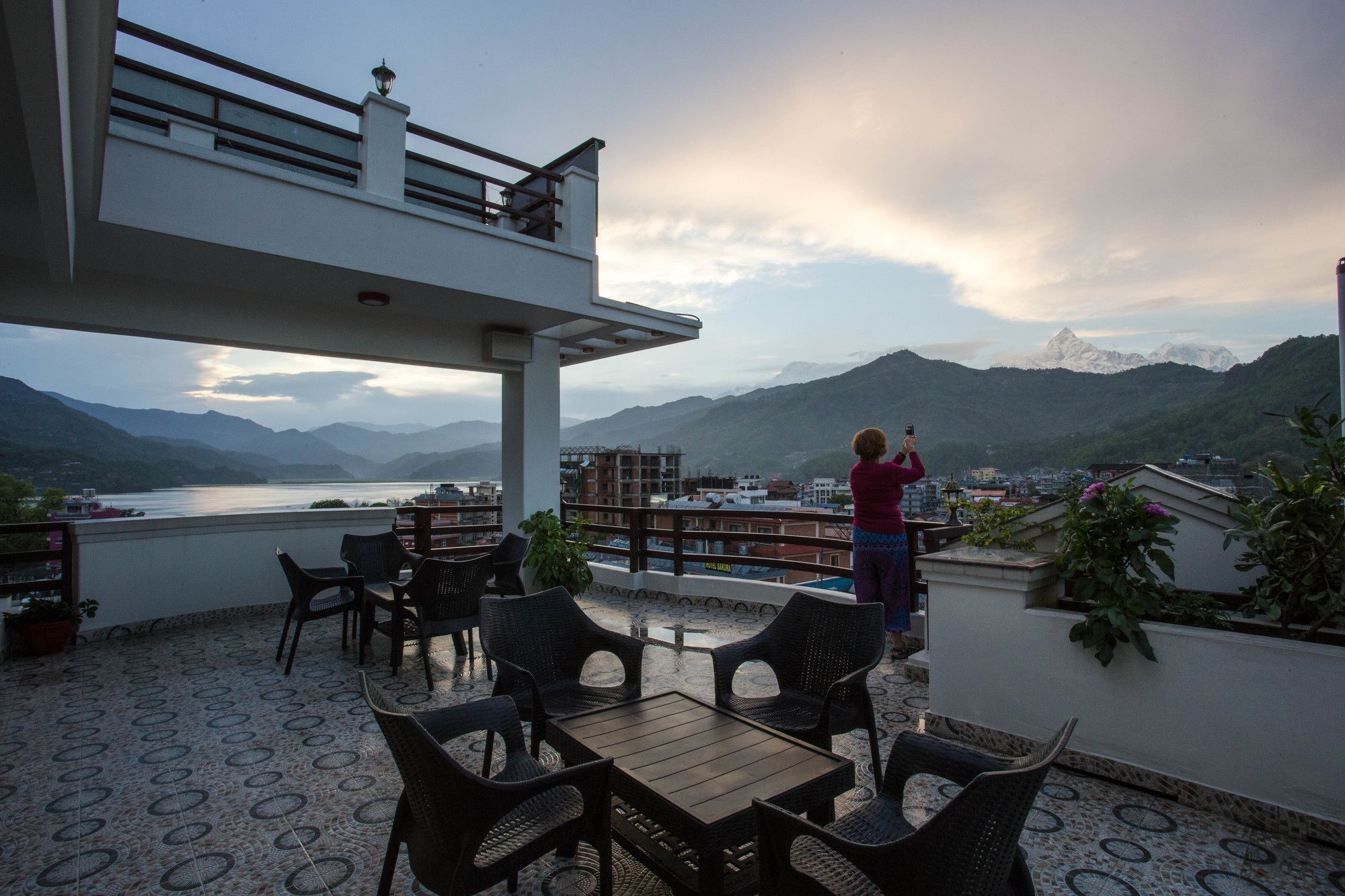 Hotel White Pearl Pokhara Exteriör bild