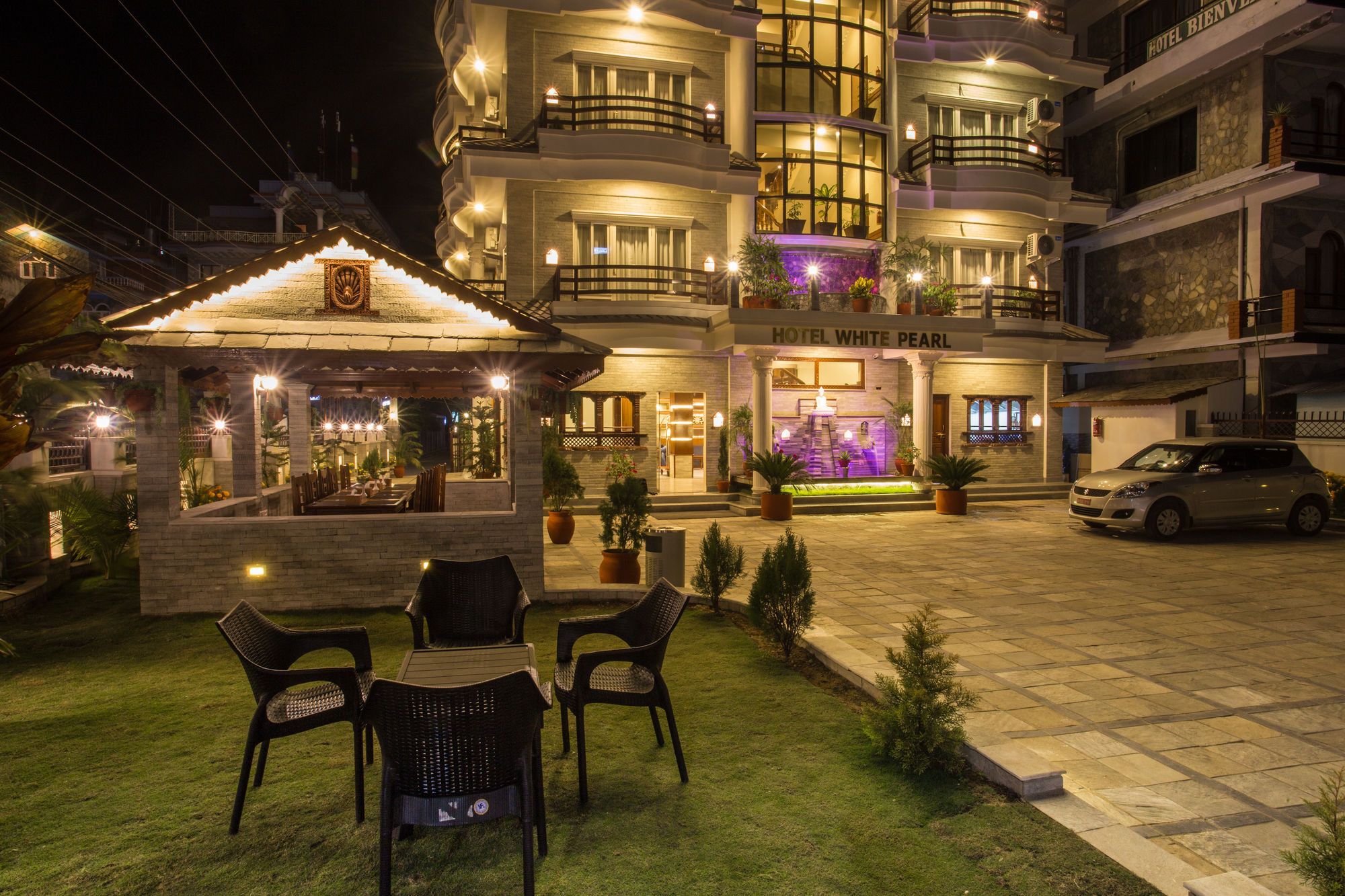 Hotel White Pearl Pokhara Exteriör bild