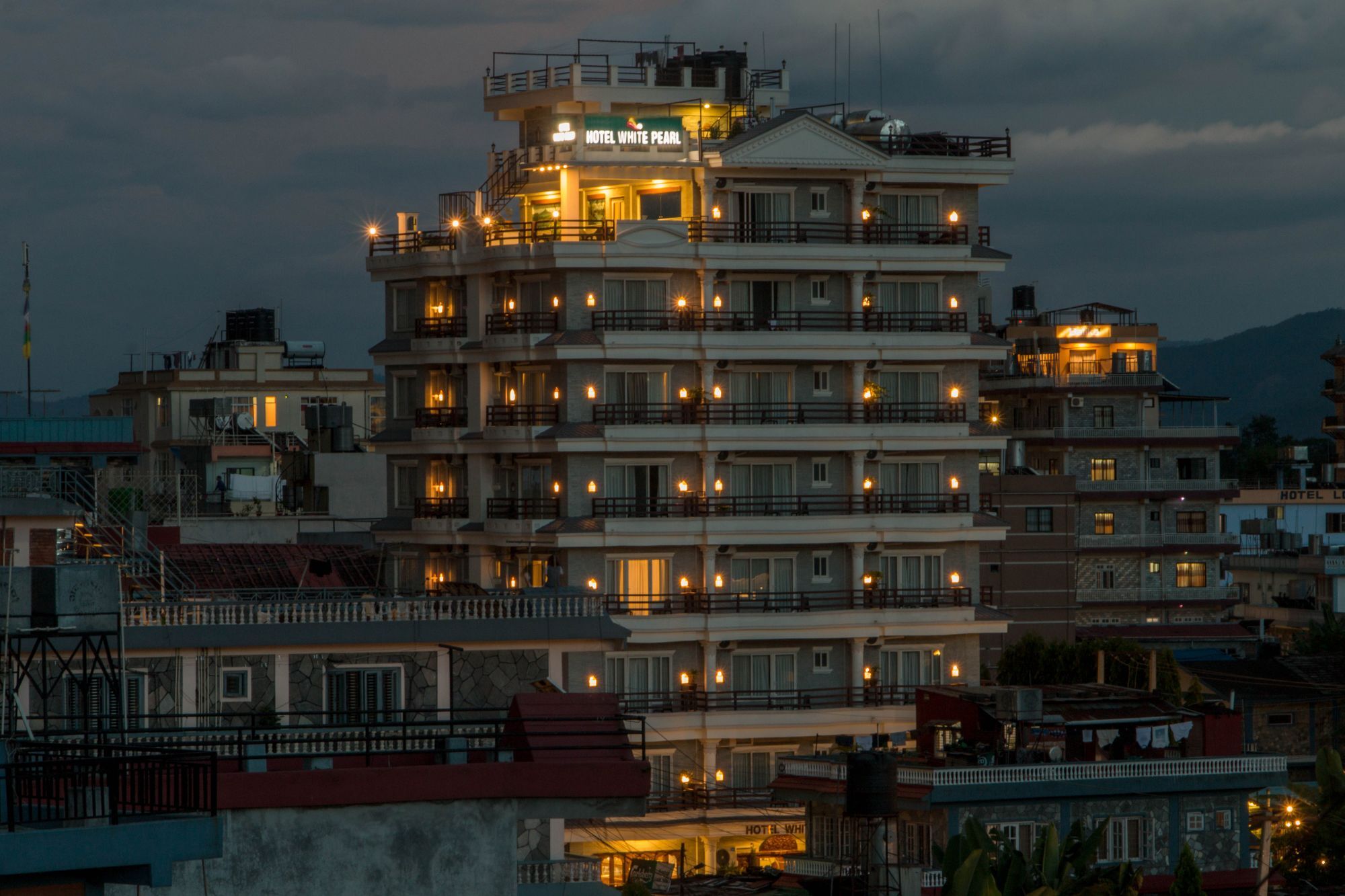Hotel White Pearl Pokhara Exteriör bild