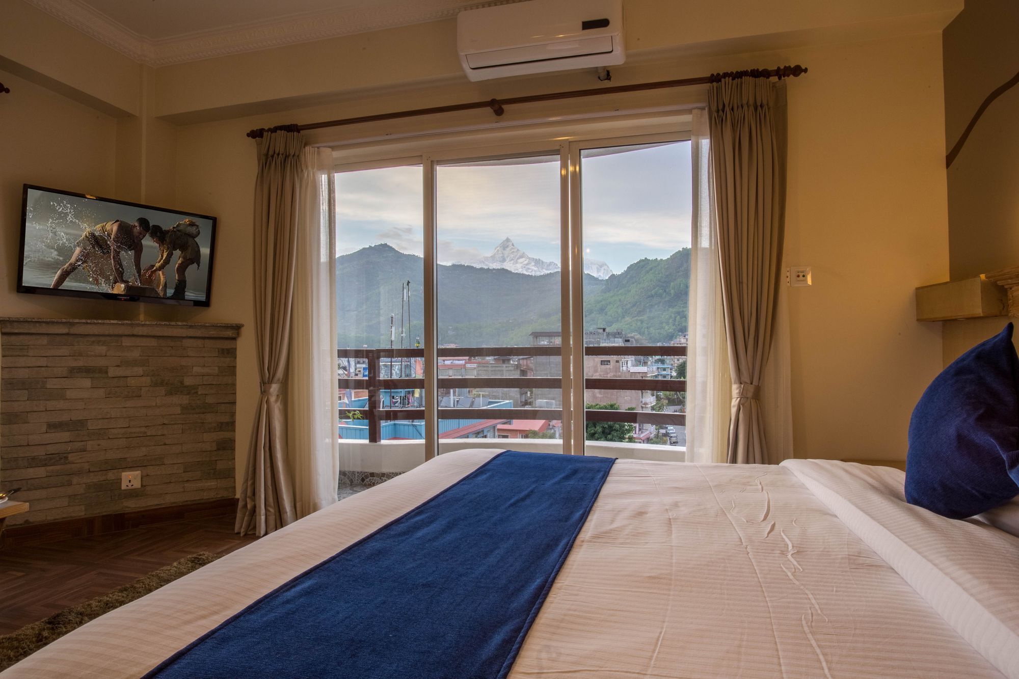 Hotel White Pearl Pokhara Exteriör bild